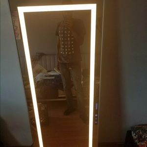 Standing makeup mirror